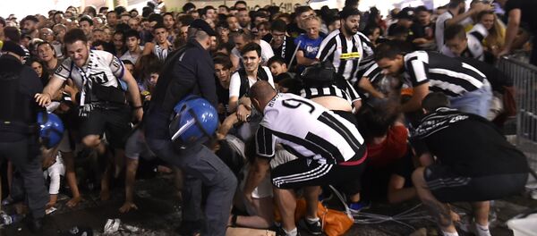Фанаты Ювентуса пострадали в давке на площади в Турине Фанаты Ювентуса пострадали в давке на площади в Турине - Sputnik Казахстан