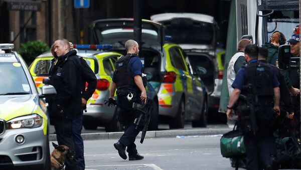 Усиленные меры безопасности на улицах Лондона после серии терактов - Sputnik Казахстан