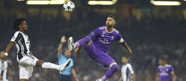 Хуан Куадрадо из Ювентуса и Серхио Рамос Реала на матче ЛЧ в Кардиффе Хуан Куадрадо из Ювентуса и Серхио Рамос Реала на матче ЛЧ в Кардиффе - Sputnik Казахстан