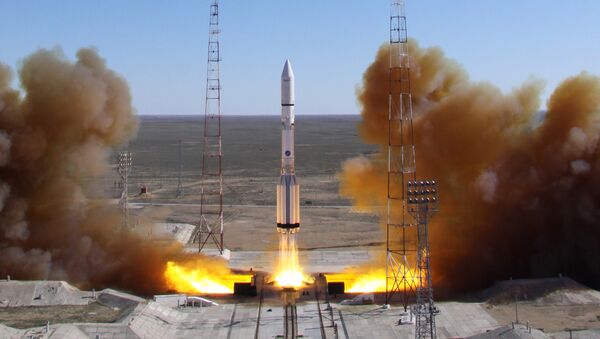 Запуск ракеты-носителя Протон-М со спутниками связи КазСат с космодрома Байконур, архивное фото - Sputnik Казахстан