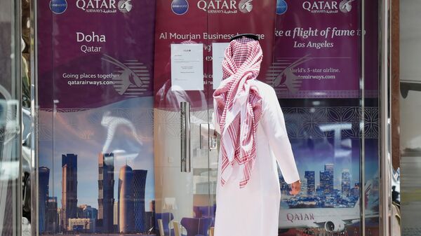 Человек рассматривает вывеску офиса Qatar Airways в столице Саудовской Аравии Эр - Рияде, архивное фото - Sputnik Казахстан