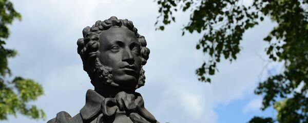 Памятник писателю и поэту Александру Сергеевичу Пушкину, архивное фото Памятник писателю и поэту Александру Сергеевичу Пушкину, архивное фото - Sputnik Казахстан
