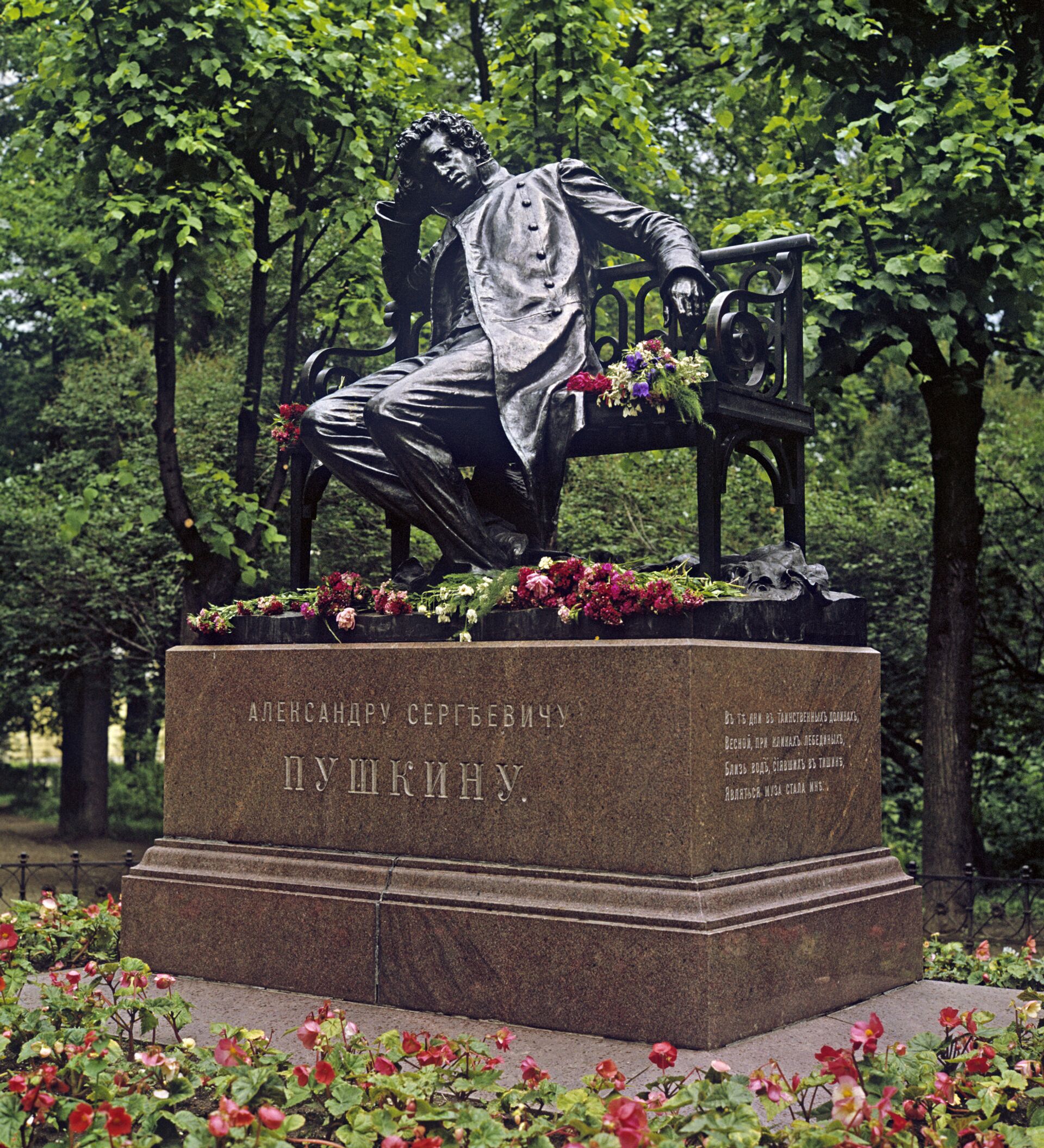 Памятник пушкину в городе пушкин. Памятник Пушкину в лицейском саду в г. Пушкине. Памятник Пушкину в лицейском саду. Царское село Пушкин Лицейский памятники. Памятник Пушкину в Царском селе в лицейском саду.