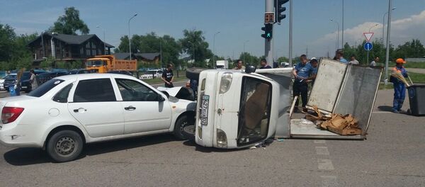Столкновение Лады и FAW на Рыскулова-Шарипова Столкновение Лады и FAW на Рыскулова-Шарипова - Sputnik Казахстан