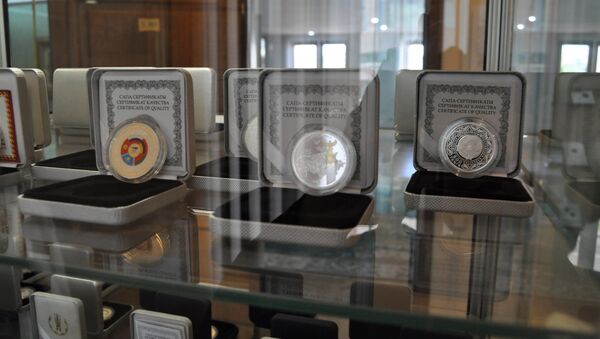 Серебряные монеты, серия АЭФ (слева) - Sputnik Казахстан