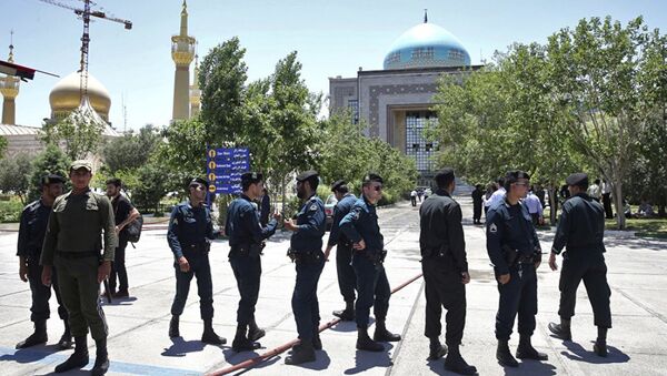 Иранские полицейские у мавзолея имама Хомейни в Тегеране, 7 июня 2017 года - Sputnik Казахстан