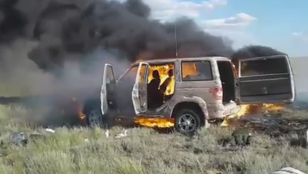 Горящий автомобиль на месте происшествия в Карагандинской области - Sputnik Казахстан