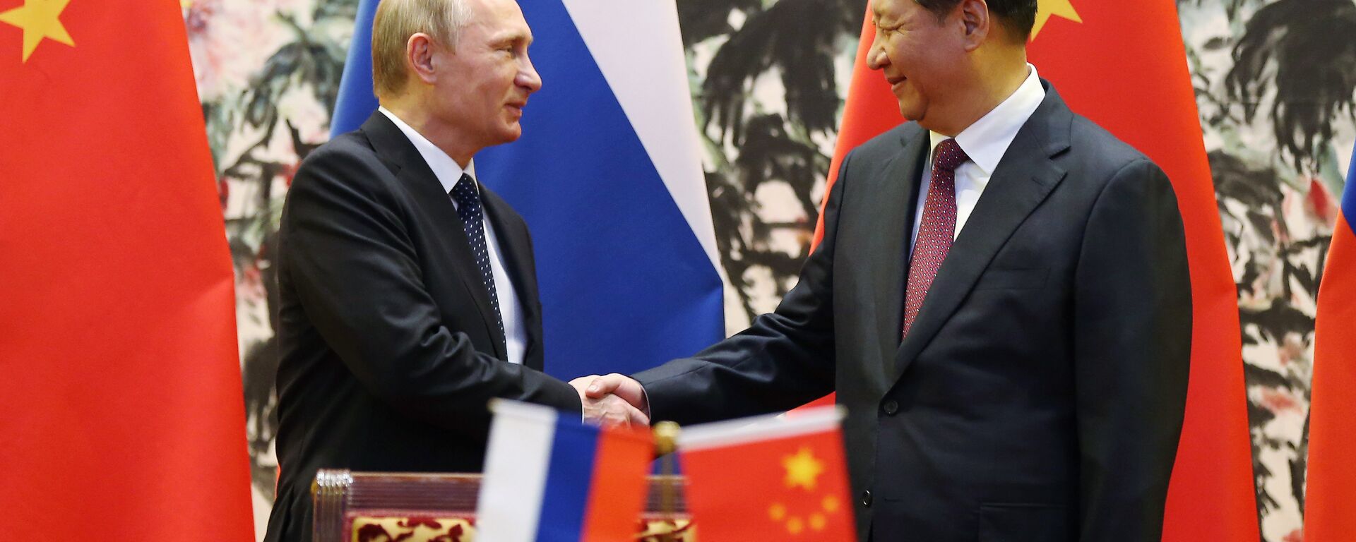 Президент России Владимир Путин (слева) и его китайский коллега Си Цзиньпин пожимают друг другу руки, архивное фото - Sputnik Казахстан, 1920, 21.03.2023
