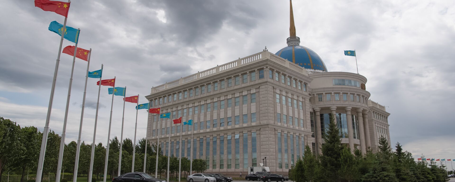 Флаги Казахстана и Китая у Акорды - Sputnik Казахстан, 1920, 15.04.2025