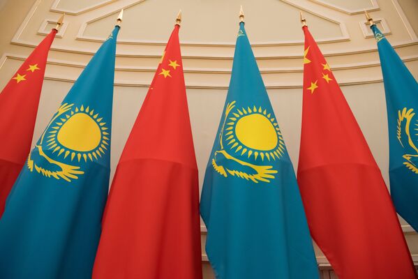 Флаги Казахстана и Китая - Sputnik Казахстан
