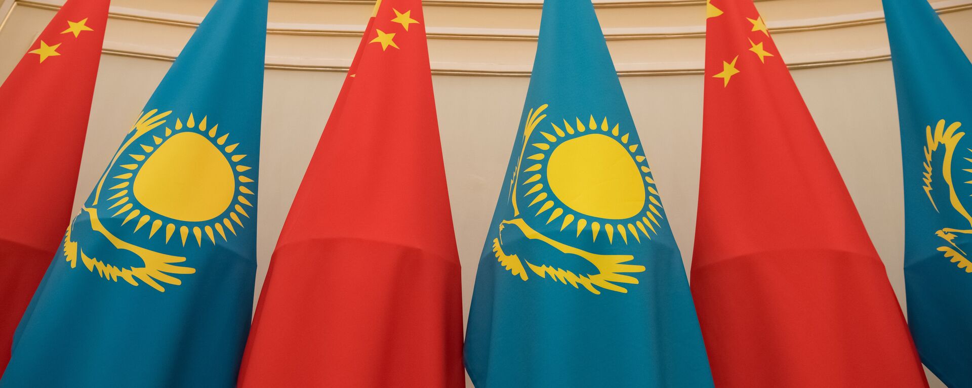 Флаги Казахстана и Китая - Sputnik Казахстан, 1920, 29.04.2022