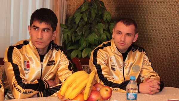 Участник казахстанского боксерского клуба Astana Arlans Асланбек Шымбергенов (слева) - Sputnik Казахстан