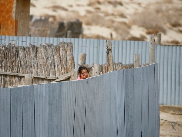 Маленькая жительница села близ Аральского моря выглядывает из-за забора, архивное фото - Sputnik Казахстан