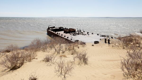 Заброшенное судно лежит между береговой линией Аральского моря и песчаными дюнами, архивное фото - Sputnik Казахстан