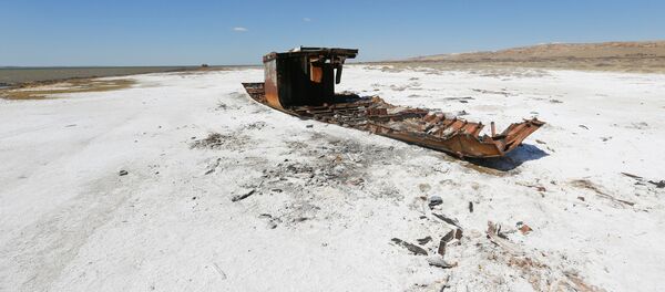 Разрушенный корабль лежит на засоленной части Аральского побережья моря недалеко от местного поселка - Sputnik Казахстан