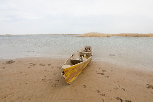 Лодка на берегу Аральского моря, архивное фото - Sputnik Казахстан
