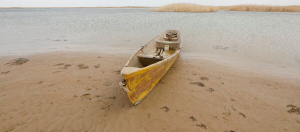 Лодка на берегу Аральского моря, архивное фото Лодка на берегу Аральского моря, архивное фото - Sputnik Казахстан