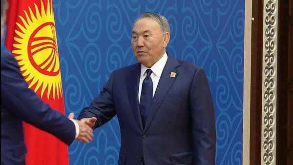 Крепкими рукопожатиями встречал Назарбаев участников саммита ШОС - Sputnik Казахстан