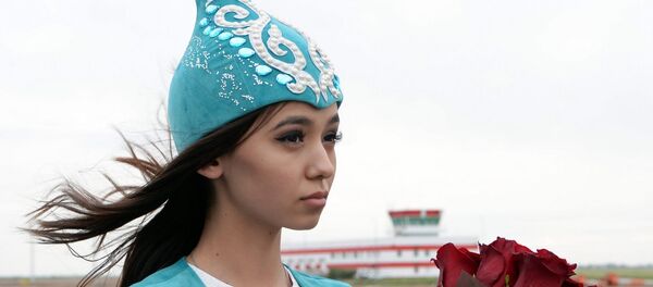 Ұлттық киім киген қыз әуежайдан қонақтарды қарсы алуда, архив суреті - Sputnik Қазақстан