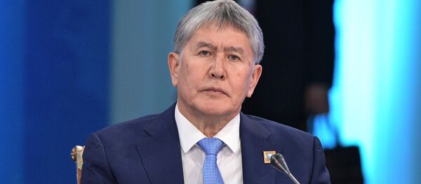 Президент Кыргызстана Алмазбек Атамбаев на заседании ШОС в Астане Президент Кыргызстана Алмазбек Атамбаев на заседании ШОС в Астане - Sputnik Казахстан