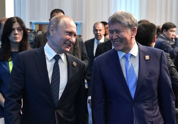 Президент РФ Владимир Путин и президент Кыргызстана Алмазбек Атамбаев - Sputnik Казахстан