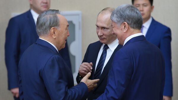 Саммит ШОС в Астане – Владимир Путин, Нурсултан Назарбаев и Алмазбек Атамбаев - Sputnik Казахстан