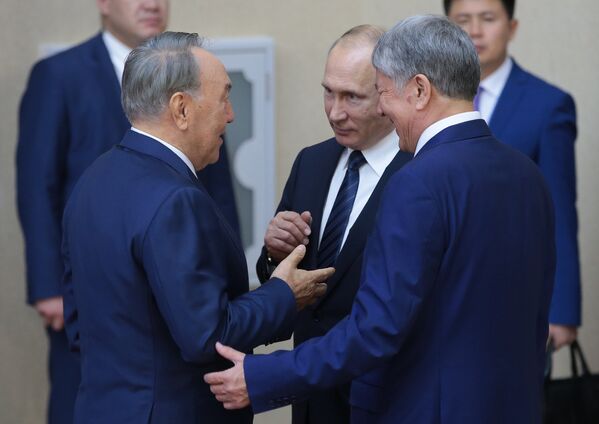 Саммит ШОС в Астане - Владимир Путин, Нурсултан Назарбаев и Алмазбек Атамбаев - Sputnik Казахстан