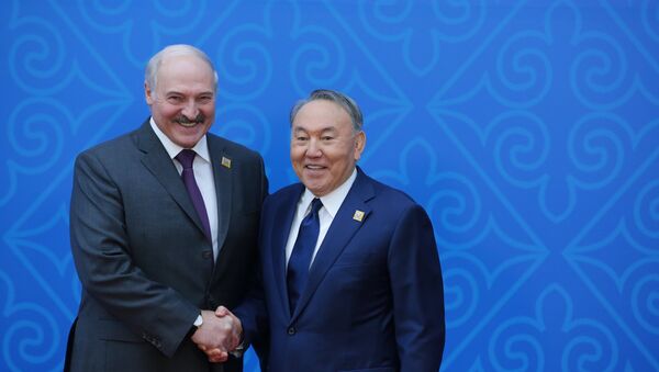 Президент Белоруссии Александр Лукашенко (слева) и президент Казахстана Нурсултан Назарбаев - Sputnik Казахстан