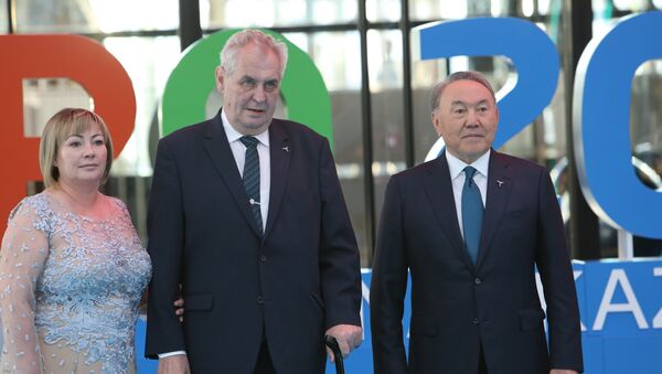 Нурсултан Назарбаев с президентом Чехии Милошем Земаном и первой леди - Sputnik Казахстан