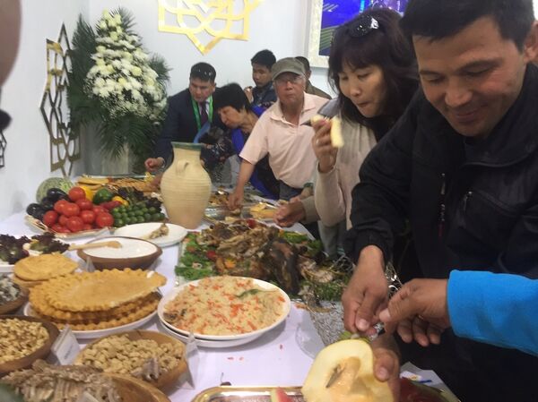 Угощение для посетителей ЭКСПО-2017 - Sputnik Казахстан