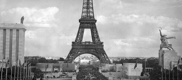 Шамамен 1939 жылға дейін ЭКСПО көрмелері ең алдымен өнеркәсіп жетістіктерін көрсетеді, ғылыми ой индустриалдық дамуға бағытталған. Суретте: Париждегі көрмеге келушілер, 1937 жыл. - Sputnik Қазақстан