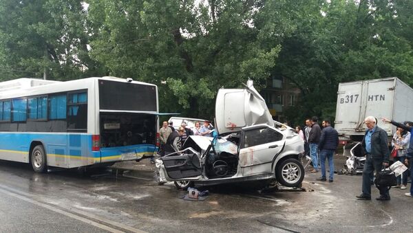 Массовое ДТП в Алматы: столкнулись два автобуса и четыре машины - Sputnik Казахстан