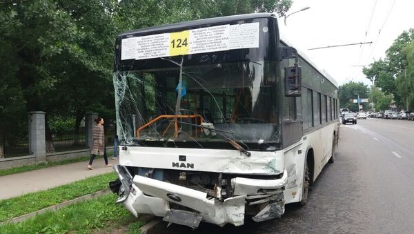Столкнулись два автобуса и пять машин в Алматы - Sputnik Казахстан