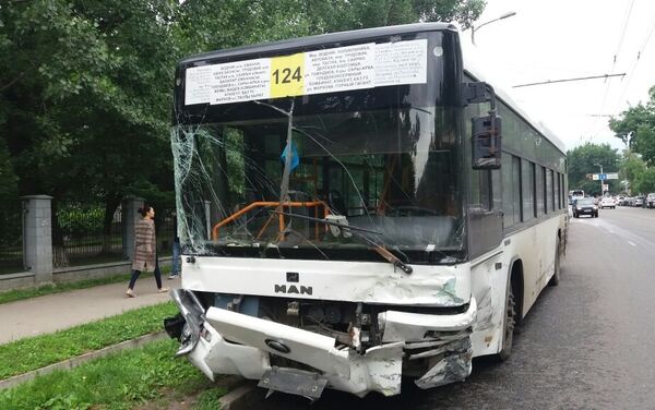 Столкнулись два автобуса и четыре машины в Алматы - Sputnik Казахстан