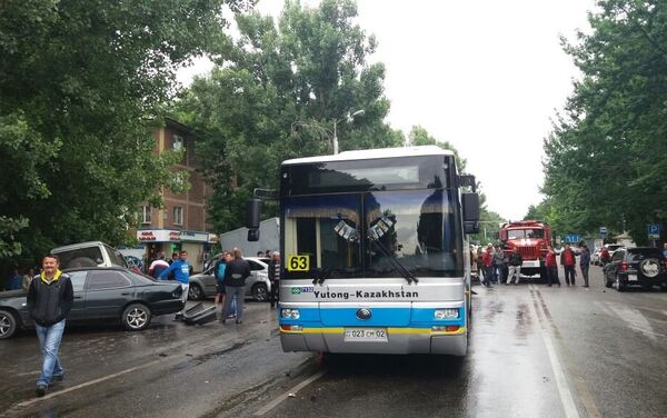 Столкнулись два автобуса и четыре машины в Алматы - Sputnik Казахстан