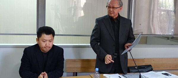 Подсудимый учитель физики карагандинской школы № 86 Юрий Пак и его адвокат во время судебного процесса Подсудимый учитель физики карагандинской школы № 86 Юрий Пак и его адвокат во время судебного процесса - Sputnik Казахстан