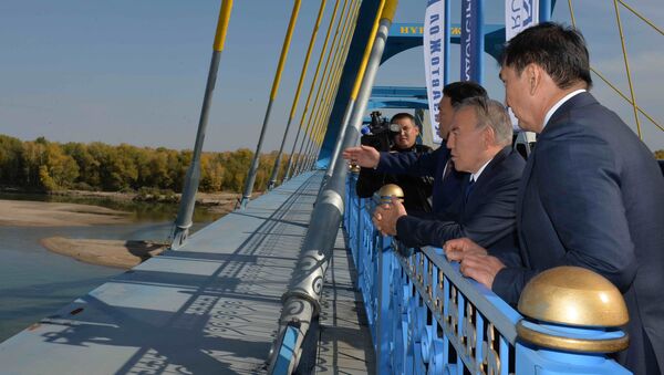 Президент Казахстана ознакомился со строительством моста через реку Иртыш в Павлодаре - Sputnik Казахстан
