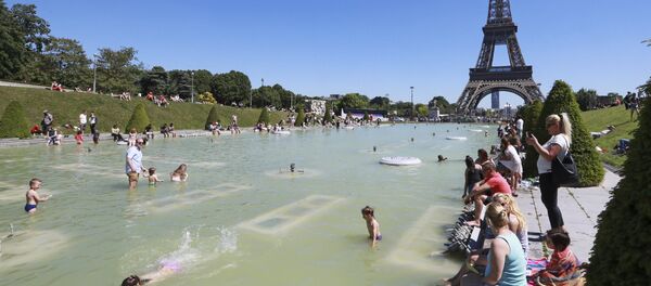 Эйфелева башня, архивное фото Эйфелева башня, архивное фото - Sputnik Казахстан