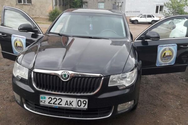 Служебное авто с наклейками Служебное авто с наклейками - Sputnik Казахстан