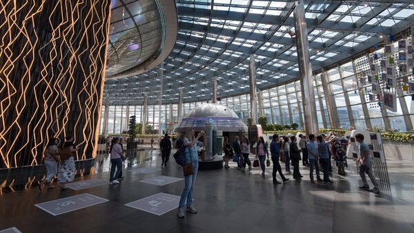 Посетители в национальном павильоне Казахстана на ЭКСПО - Sputnik Қазақстан
