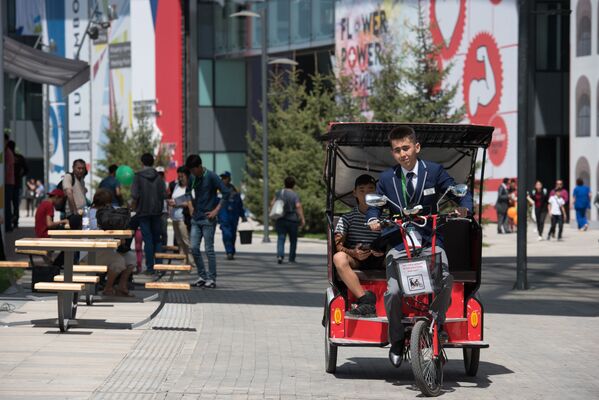 Велорикша на выставке ЭКСПО катает детей - Sputnik Казахстан