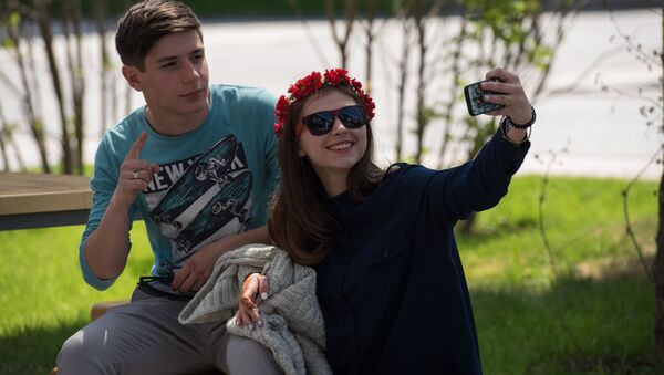 Молодые люди делают селфи - Sputnik Казахстан