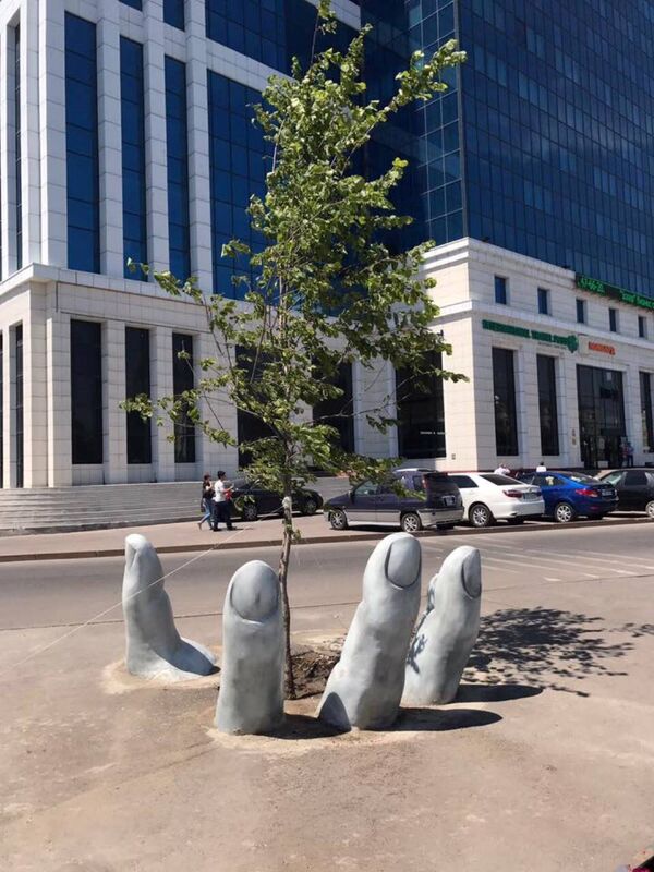 Скульптура в виде руки в Астане - Sputnik Казахстан