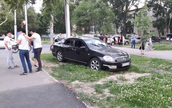 Nissan выбросило на тротуар после столкновения с Mazda - Sputnik Казахстан