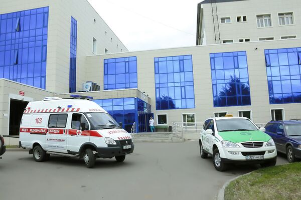 Автомобиль скорой помощи у НИИ травматологии и ортопедии - Sputnik Казахстан