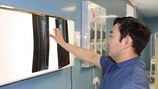 Травматолог смотрит рентгеновский снимок - Sputnik Казахстан