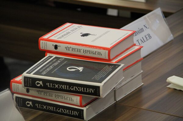 Книга американского экономиста Нассима Талеба - Sputnik Казахстан