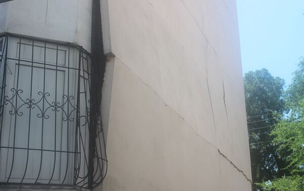 Трещина в стене жилого дома по улице Чернышевского в Алматы - Sputnik Казахстан