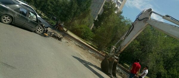 Mercedes столкнулся с экскаватором в Костанае - Sputnik Казахстан