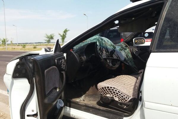 Разбитое стекло автомобиля - Sputnik Казахстан